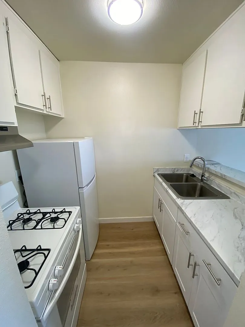 10231 Pinewood Ave — Photo 4
