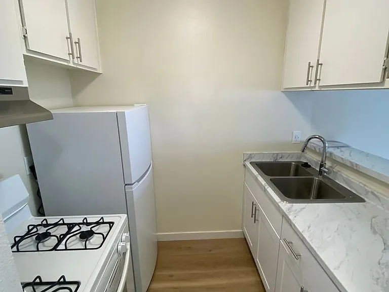 10231 Pinewood Ave — Photo 4