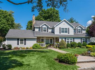 4 Woodlot Ln, Huntington, NY 11743