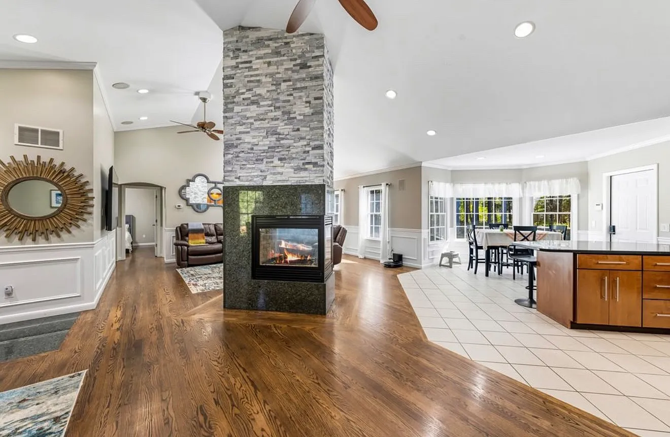3 bed, 2700 sqft, $2,300 — Photo 3
