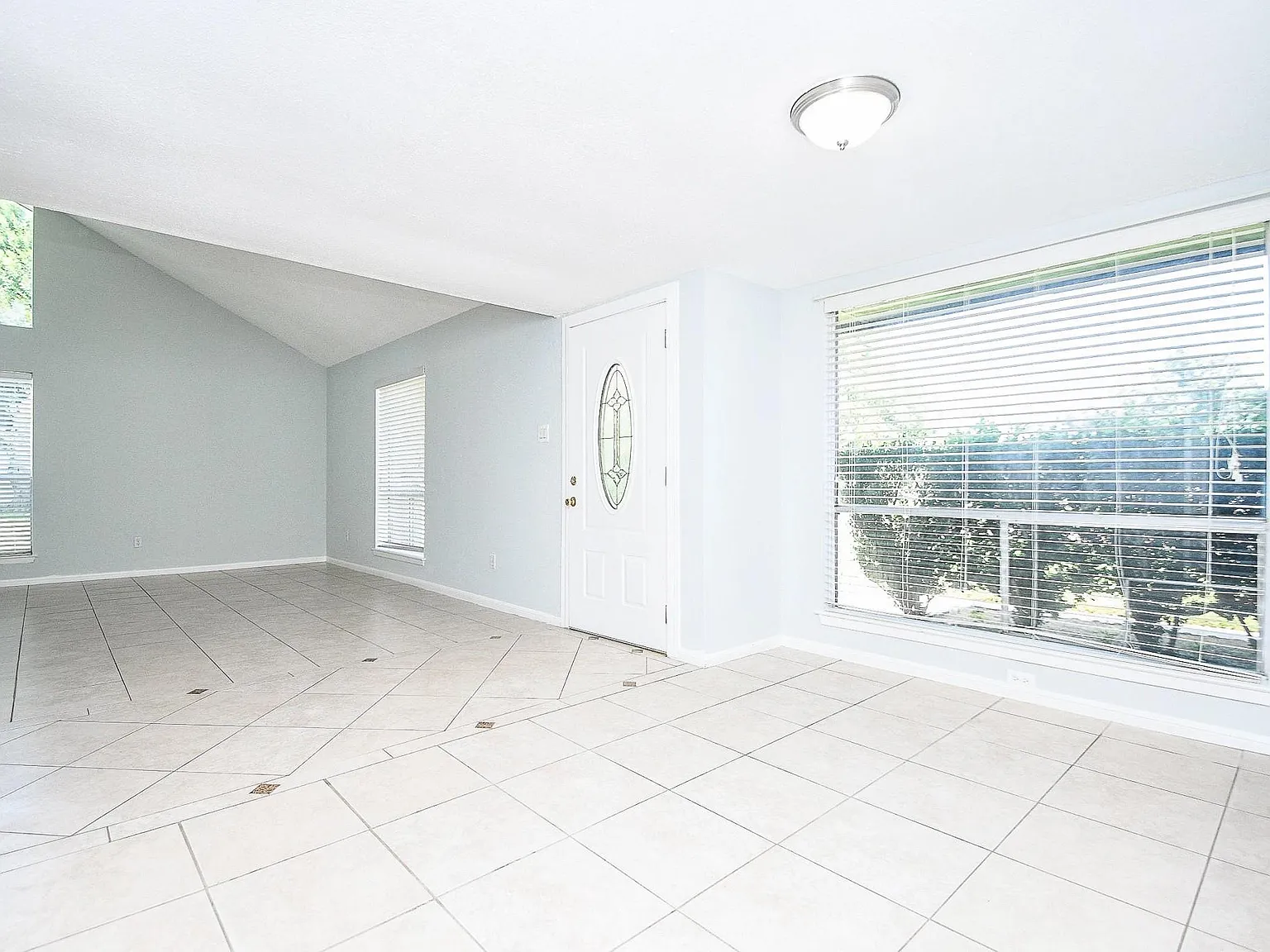 4 bed, 3.0 bath, 2366 sqft, $2,450 — Photo 3