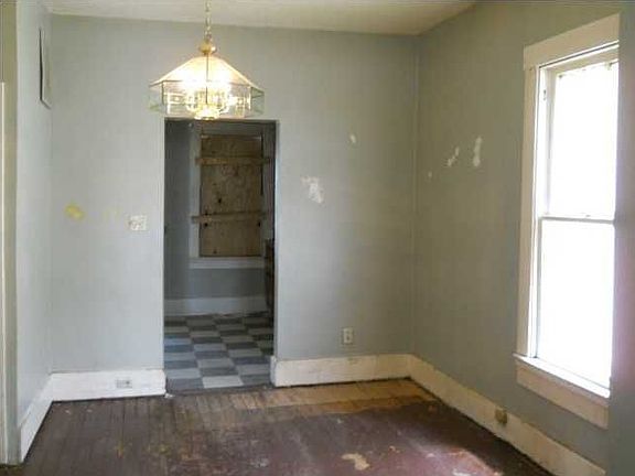 3rd image of 2131 Crittenden Dr