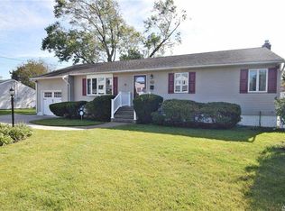 28 Gladys St, Lindenhurst, NY 11757