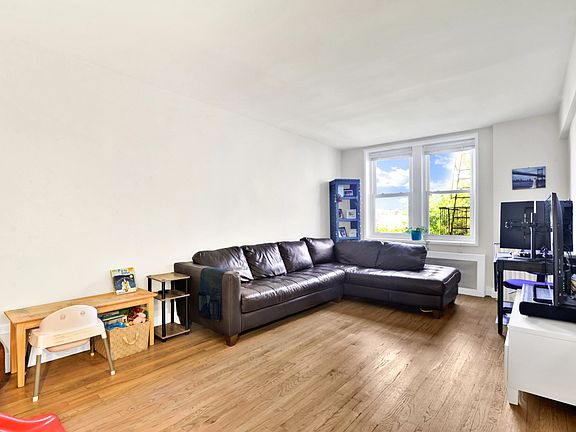 3rd image of 31-85 Crescent St #609