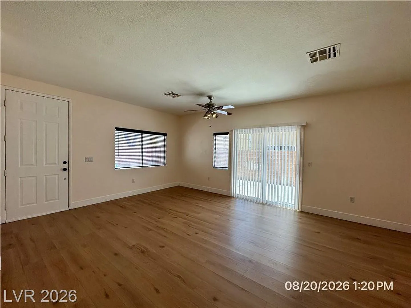 Spacious 3-Bedroom Townhome with Private Yard & Community Pool — Photo 4
