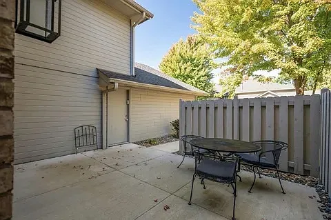 2 bed, 1.5 bath, 1402 sqft, $2,400 — Photo 3