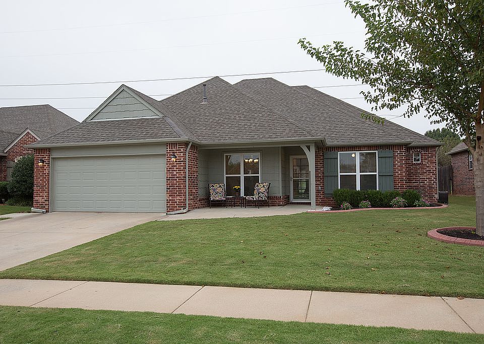 Gorgeous updates throughout! Single-level charmer in Jenks schools with soaring ceilings, granite Kitchen & huge backyard has been professionally remodeled with upscale finishes.