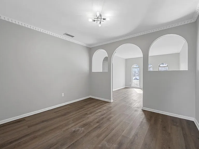 660 Springhill Dr — Photo 4
