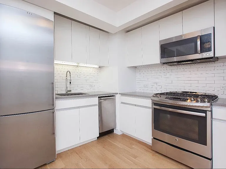 331 E Houston St #6A — Photo 4
