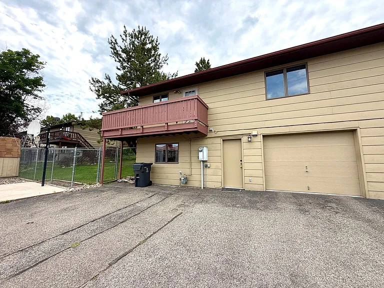 719 Darby St — Photo 2