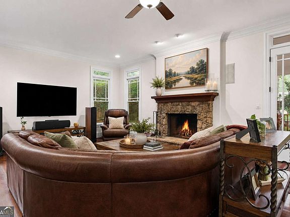 4th image of 1110 University Dr NE