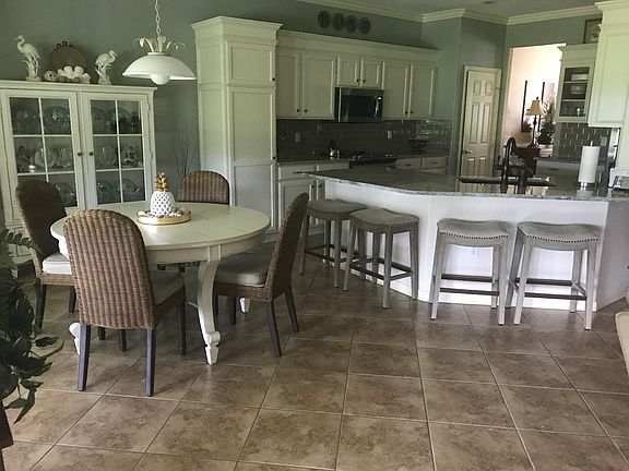 kitchen nook and kitchen isl