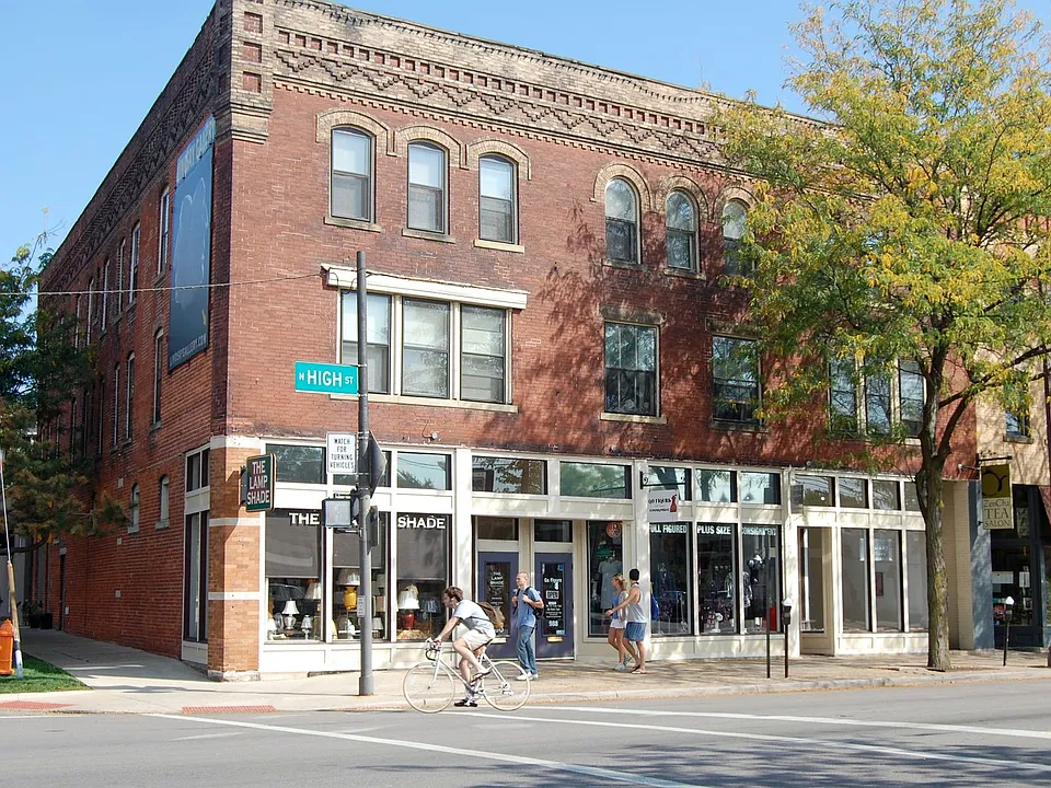 984 N High St