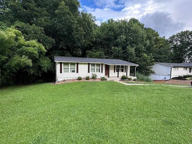 114 Robinhood Dr — Photo 3