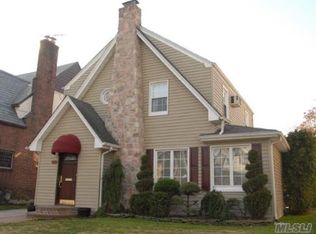 20 Willow St, Floral Park, NY 11001