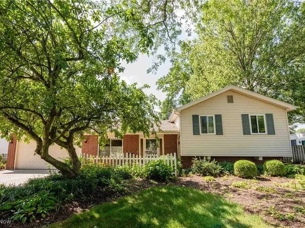 26547 Locust Dr, Olmsted Falls, OH 44138