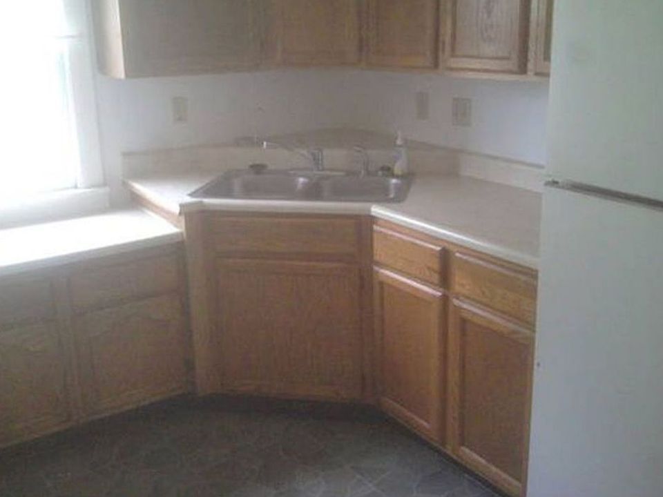 2nd image of 811 Summerville Ave