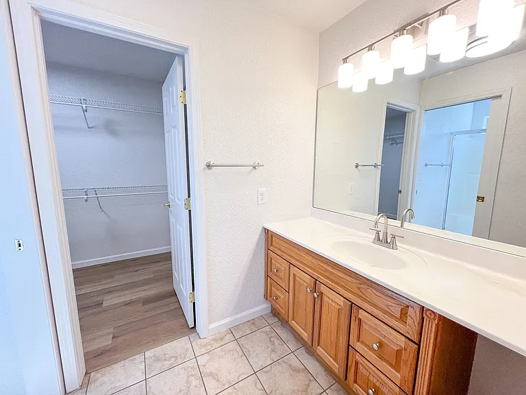 5921 N Bentley Dr — Photo 5