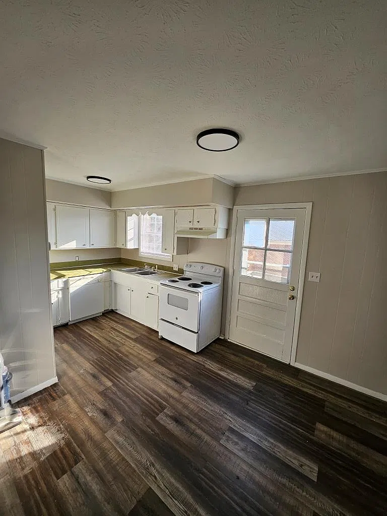 2 bed, 885 sqft, $949 — Photo 1