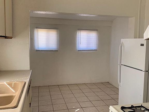 4th image of 202 E Palmdale St