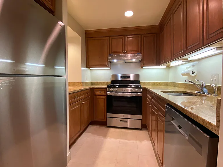 1435 Swann St NW — Photo 5
