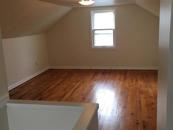 3rd image of 19343 Shoreland Ave