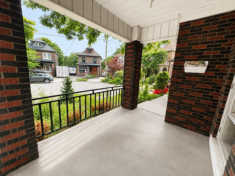 272 Stinson Cres — Photo 3