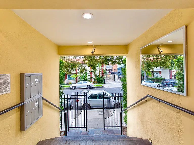 1650 Winona Blvd #4 — Photo 25