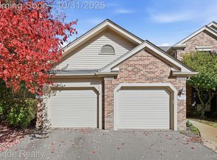 36996 Dartmoor Dr, Farmington, MI 48331