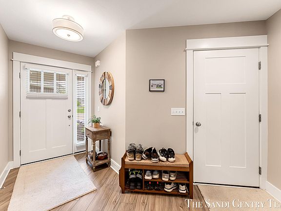 5th image of 562 Riverbank Cir #15
