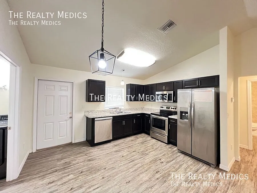 Beautiful 3 BD/2BA Home in Beautiful Ocala — Photo 3