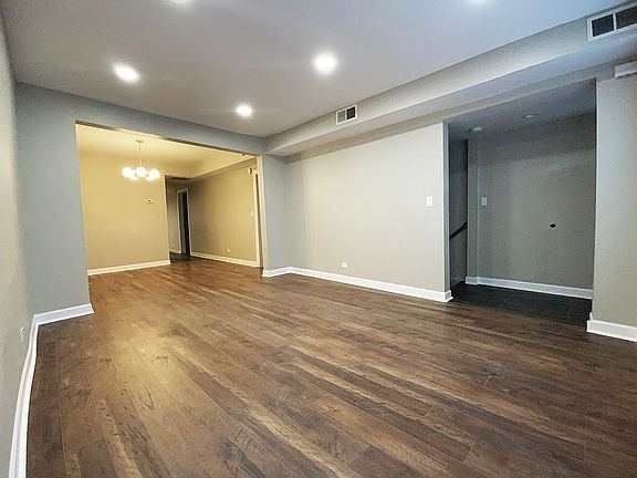 5th image of 2719 W Melrose St APT 1