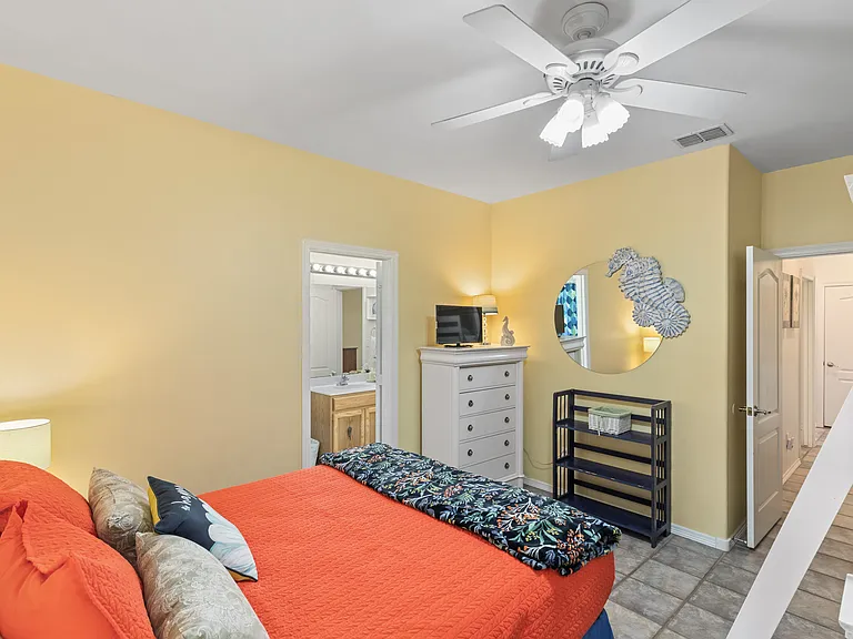 124 E Acapulco St #B — Photo 32