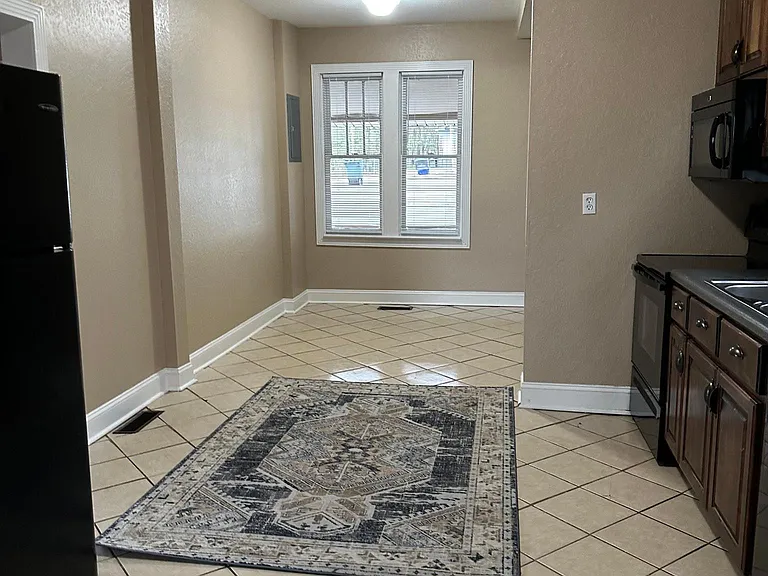 506 S Pine St — Photo 9