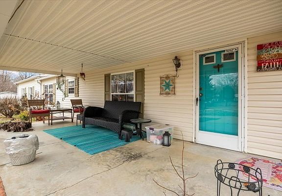 3rd image of 305 Lucas Ridge Ln