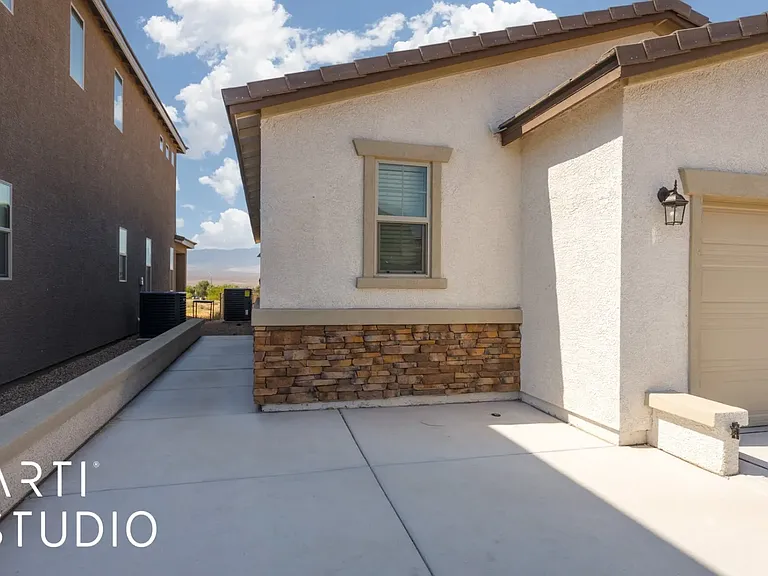 122 Parliament Point — Photo 2