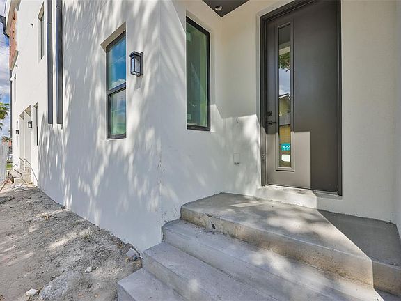 3rd image of 310 W COLUMBUS DRIVE #2