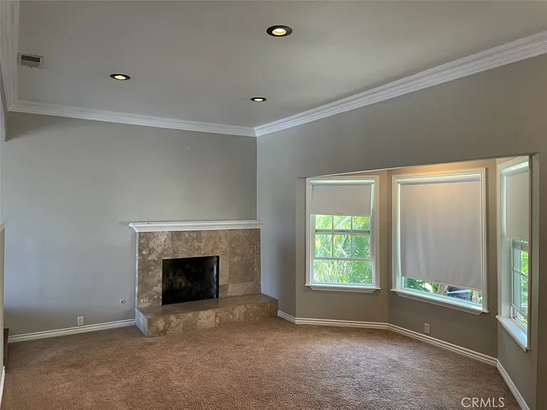 1049 Evergreen Ct — Photo 4