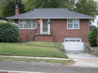 909 Chain Of Rocks Dr, Saint Louis, MO 63137