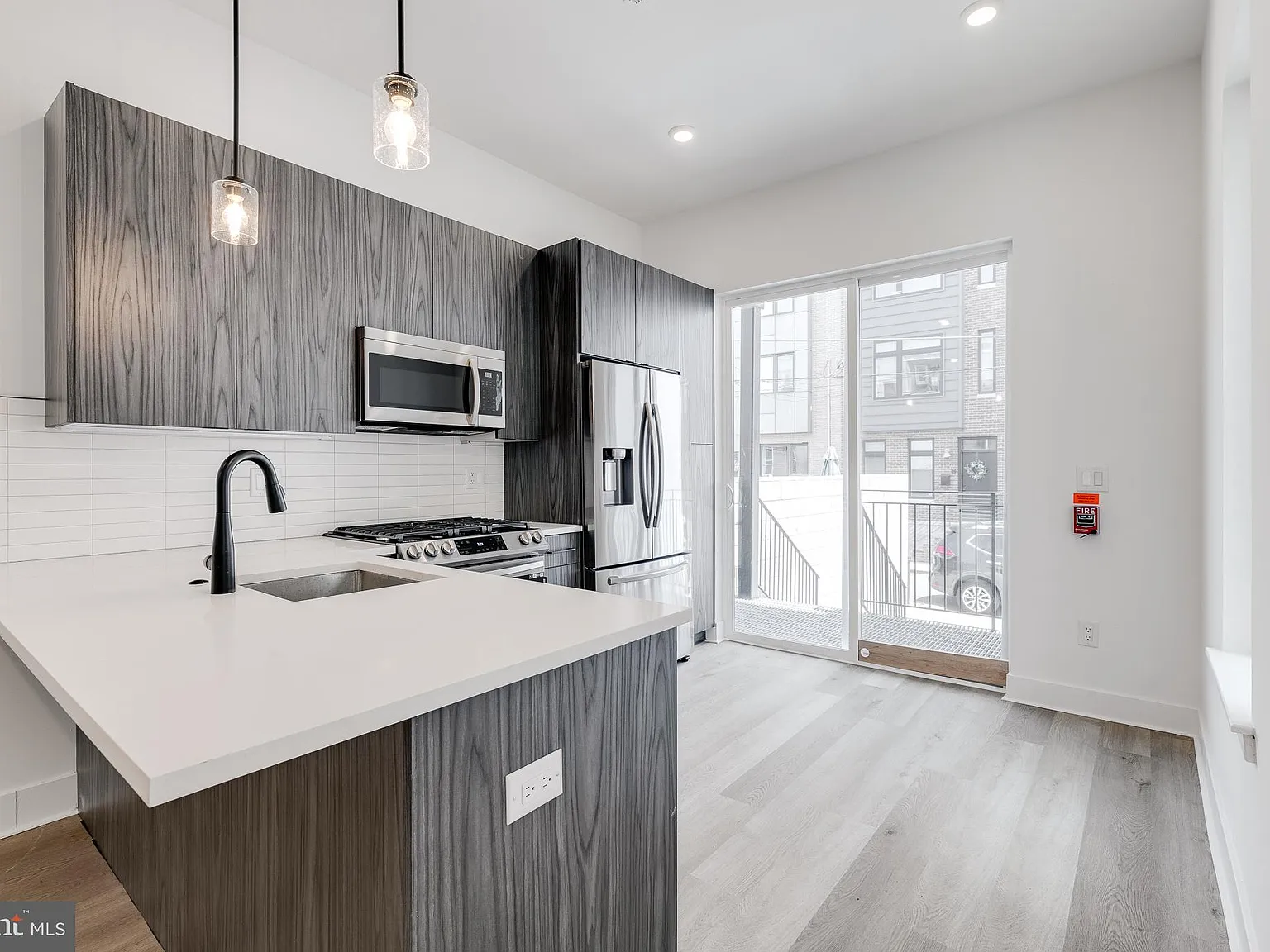 3 bed, 2.0 bath, 1000 sqft, $2,500 — Photo 4