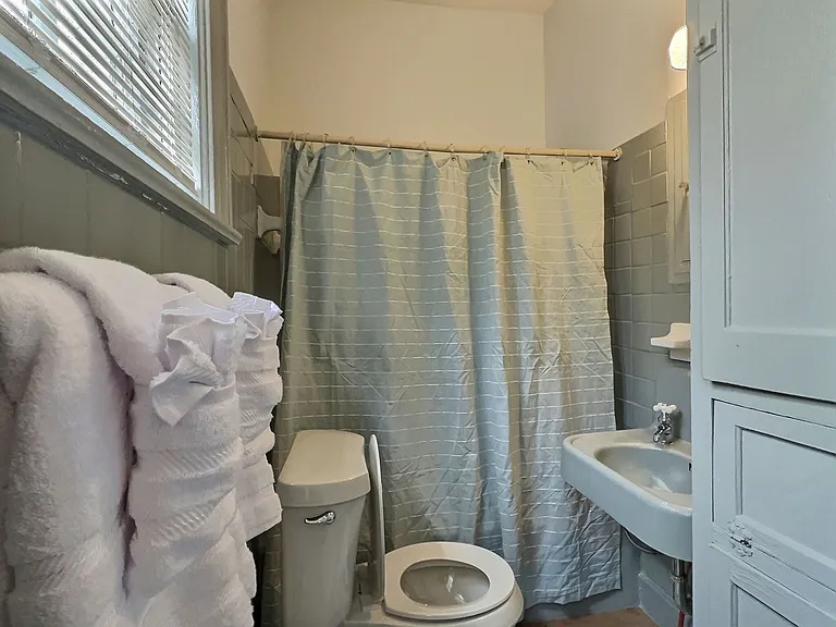 2346 College St — Photo 11