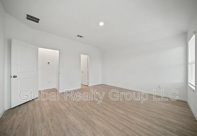 9105 Navarro Vis — Photo 20
