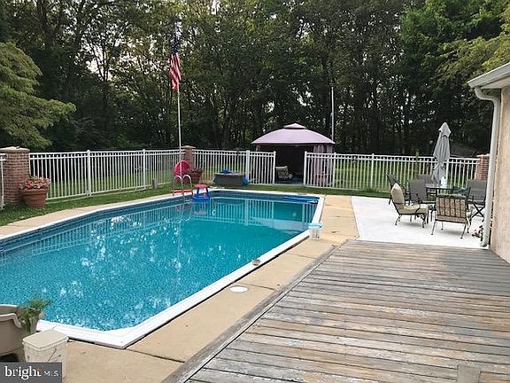2nd image of 50 Carol Ln
