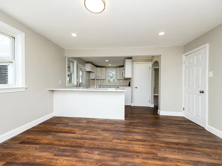 1050 S Keim St — Photo 6