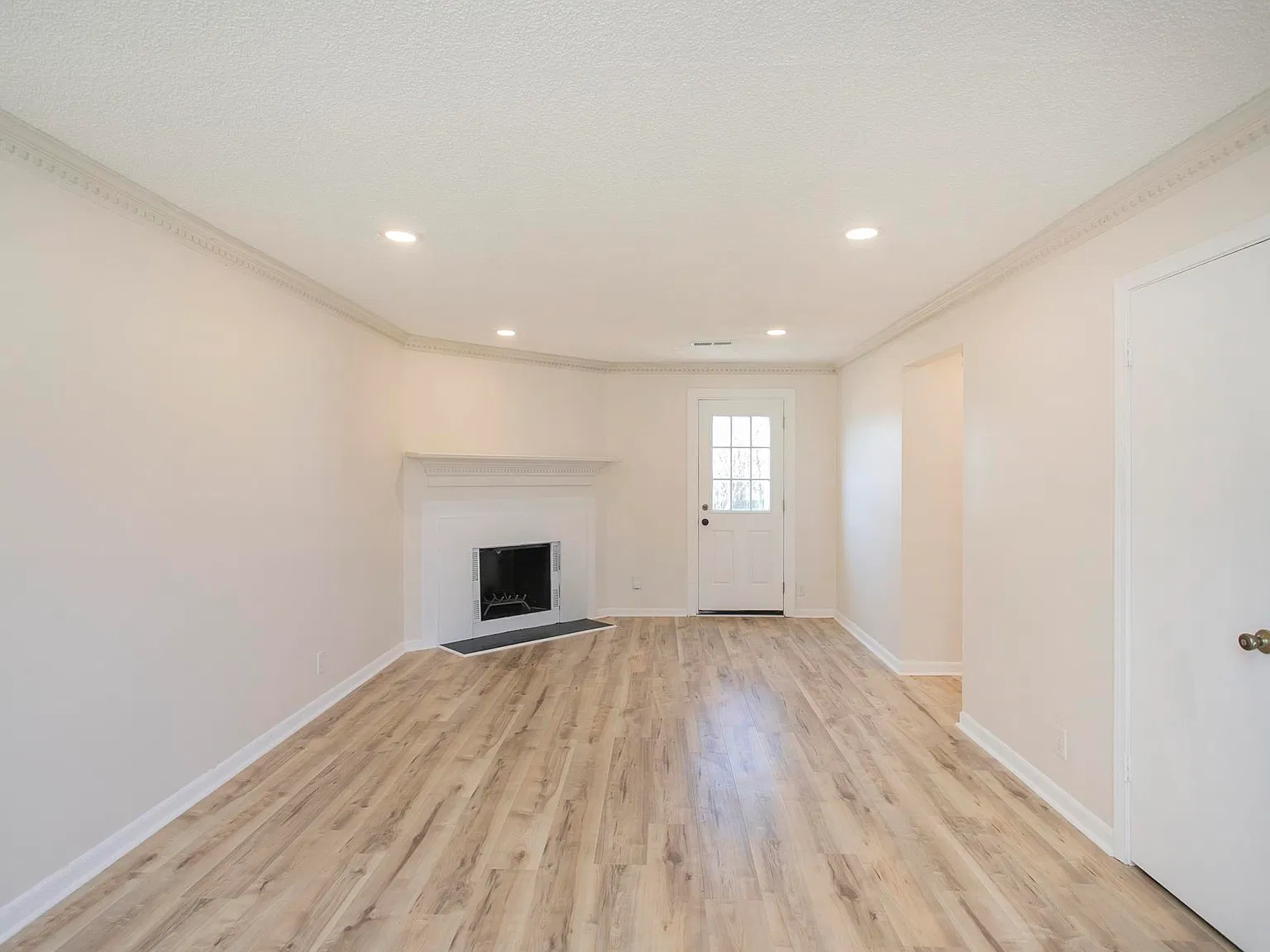 3 bed, 2.5 bath, 1850 sqft, $2,300 — Photo 4