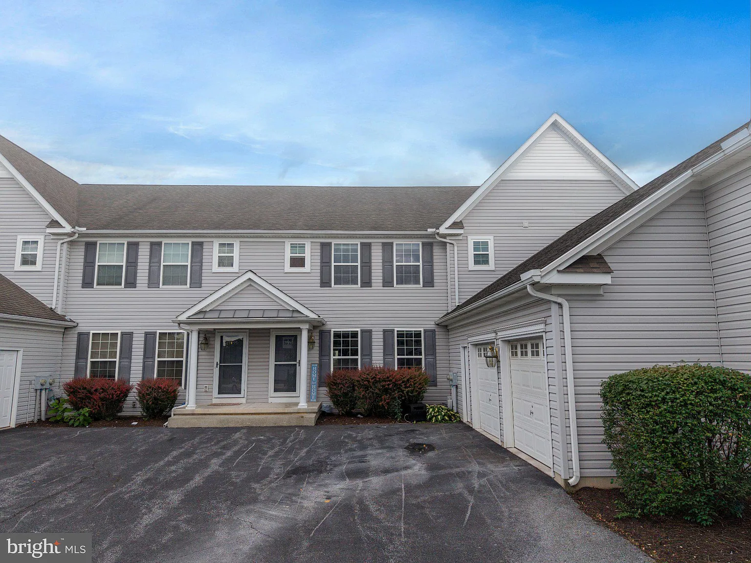 3 bed, 2.5 bath, 1790 sqft, $2,300 — Photo 1