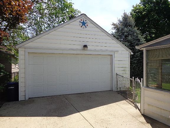2nd image of 1525 Evergreen St