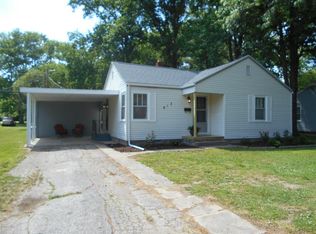 913 Rider St, Flora, IL 62839