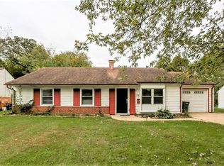 19 Edgewood Dr, Stone Park, IL 60107