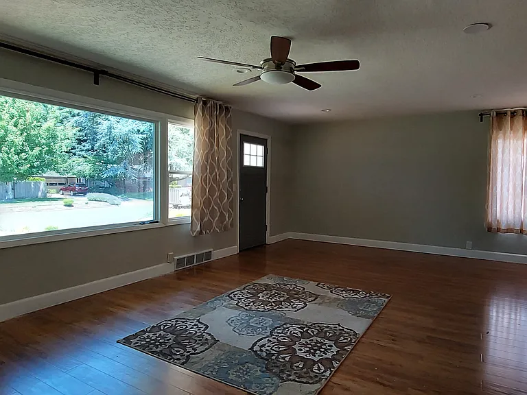 231 NE 10th Ave — Photo 12